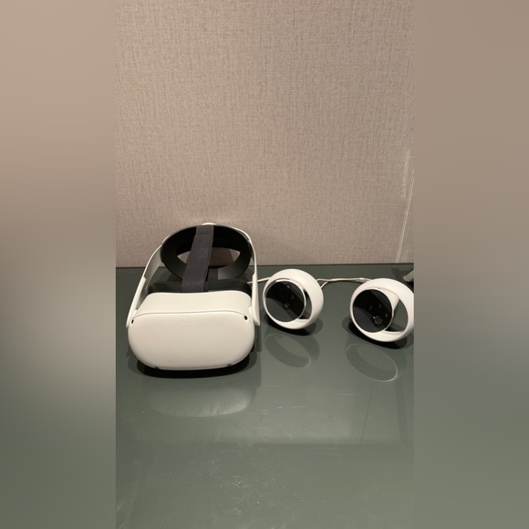 Oculus Quest 2 - Includes Elite Strap and Hard Case - Picture 3 of 6